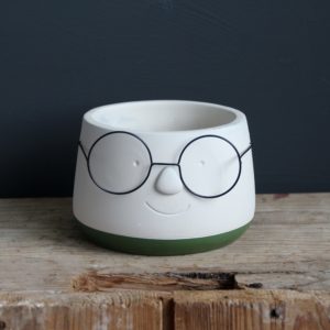 kvetinac-nerd-tvar-s-okuliarmi-rastlinkovo