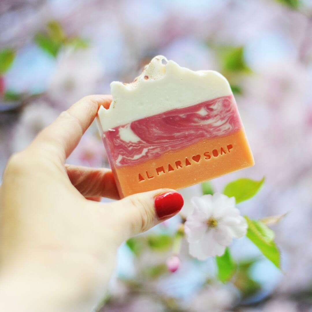 Almara Soap Sakura Blossom dizajnové mydlo 100 g 1 almara-soap-sakura-blossom-rastlinkovo