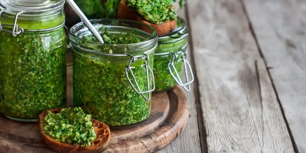 bazalka-bazalkove-pesto-rastlinkovo