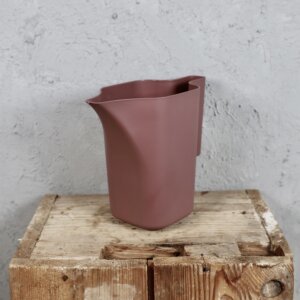 prosperplast-plastová-krhla-jug-marsala-1,8-litra-rastlinkovo