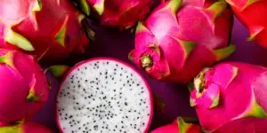 Čerstvé plody dračieho ovocia (pitahaya) s ružovou šupkou a zelenými výrastkami