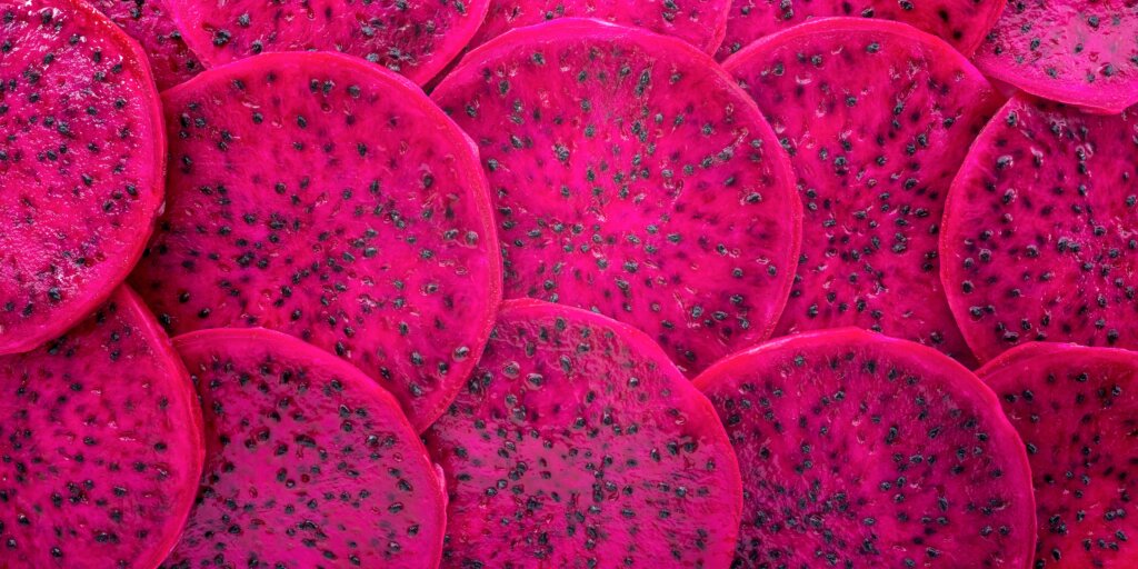 Čerstvé plody dračieho ovocia (pitahaya) s ružovou šupkou